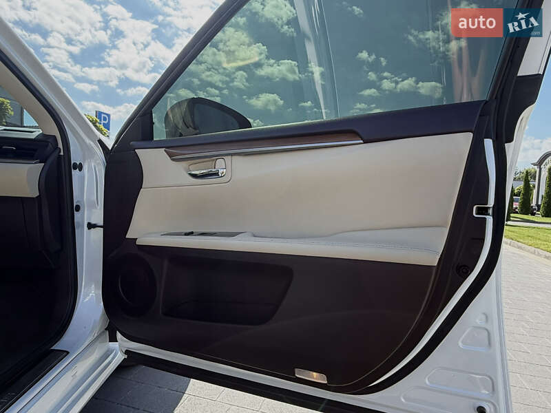 Седан Lexus ES 2016 в Львові