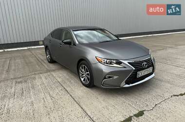 Седан Lexus ES 2015 в Чернівцях