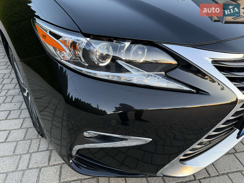 Седан Lexus ES 2016 в Львове