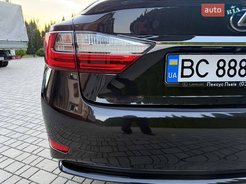 Седан Lexus ES 2016 в Львове