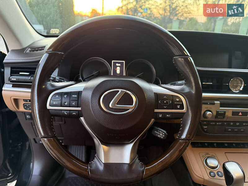 Седан Lexus ES 2016 в Львове
