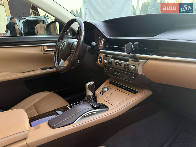 Седан Lexus ES 2016 в Львове