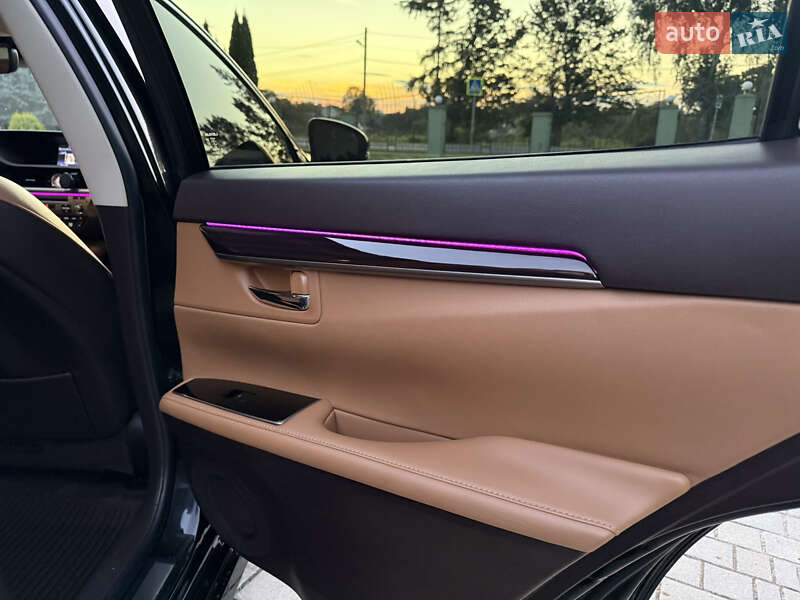 Седан Lexus ES 2016 в Львове