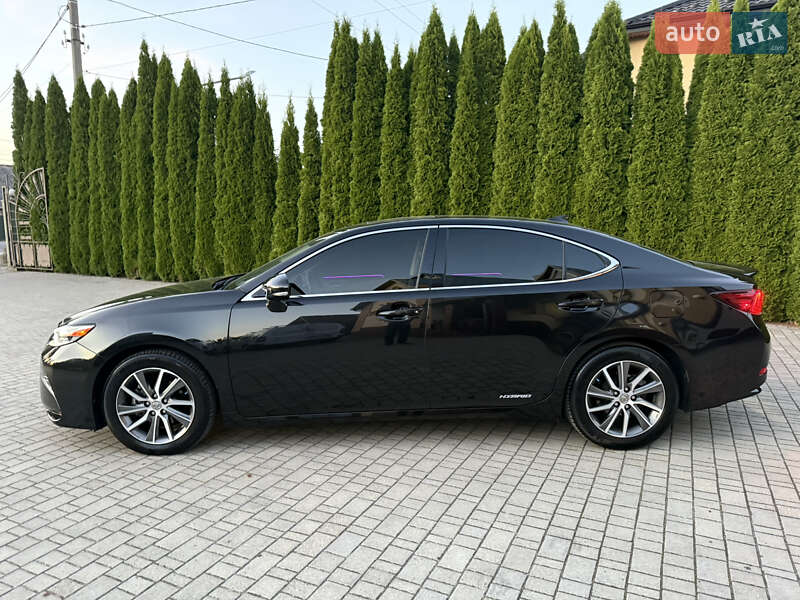 Седан Lexus ES 2016 в Львове
