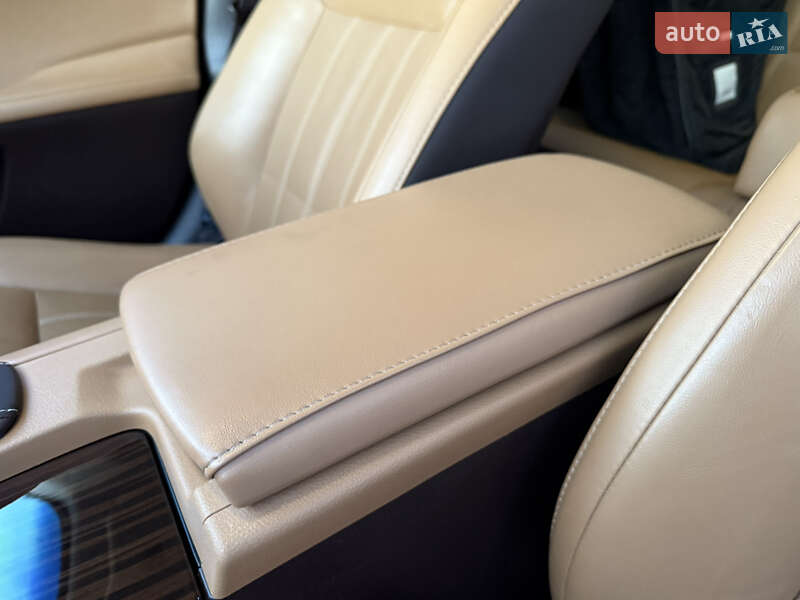 Седан Lexus ES 2016 в Львове