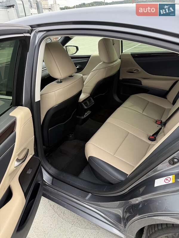 Седан Lexus ES 2019 в Киеве