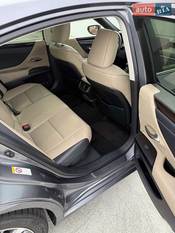 Седан Lexus ES 2019 в Киеве