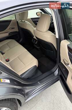 Седан Lexus ES 2019 в 