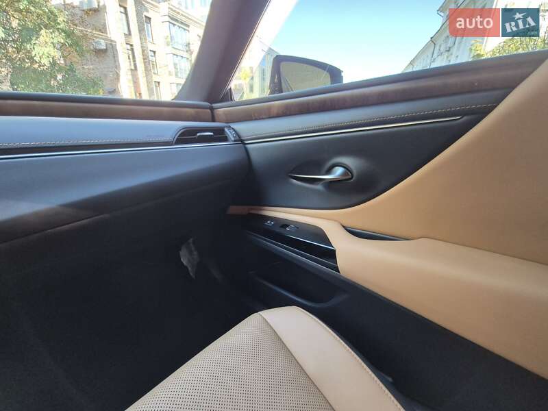 Седан Lexus ES 2021 в Чернигове
