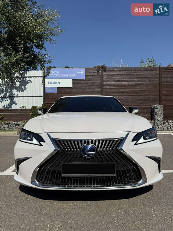 Lexus ES 2019