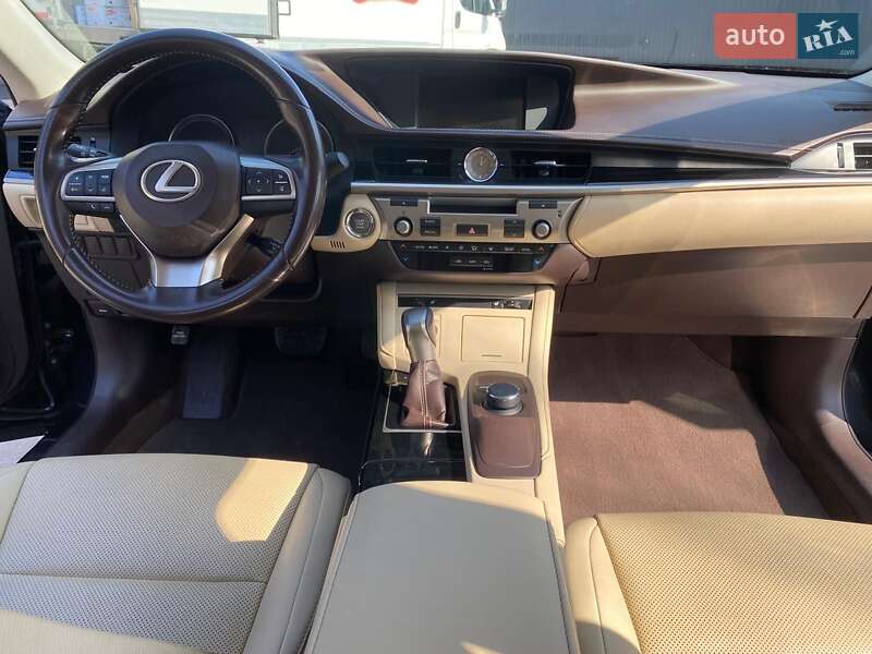 Седан Lexus ES 2017 в Каменец-Подольском