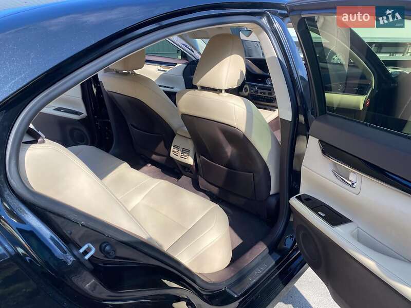 Седан Lexus ES 2017 в Каменец-Подольском