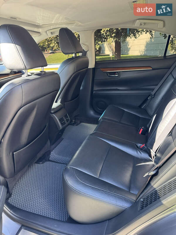 Седан Lexus ES 2014 в Киеве