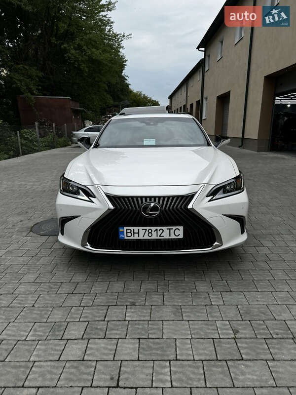 Седан Lexus ES 2021 в Львове фото Седан Lexus ES 2021 в Львове