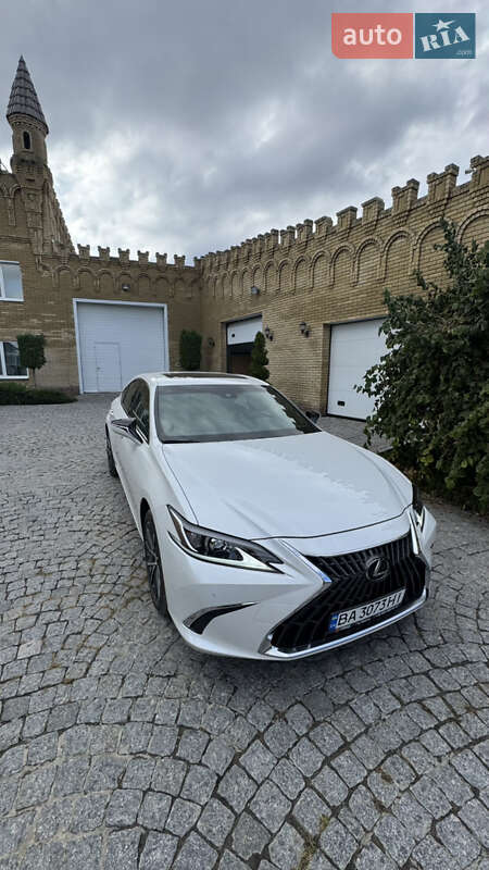 Седан Lexus ES 2024 в Первомайську