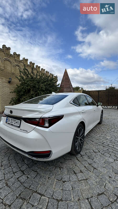 Седан Lexus ES 2024 в Первомайську