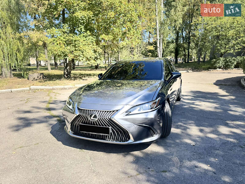 Седан Lexus ES 2018 в Першотравенську