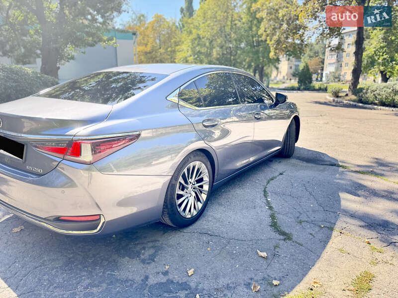 Седан Lexus ES 2018 в Першотравенську