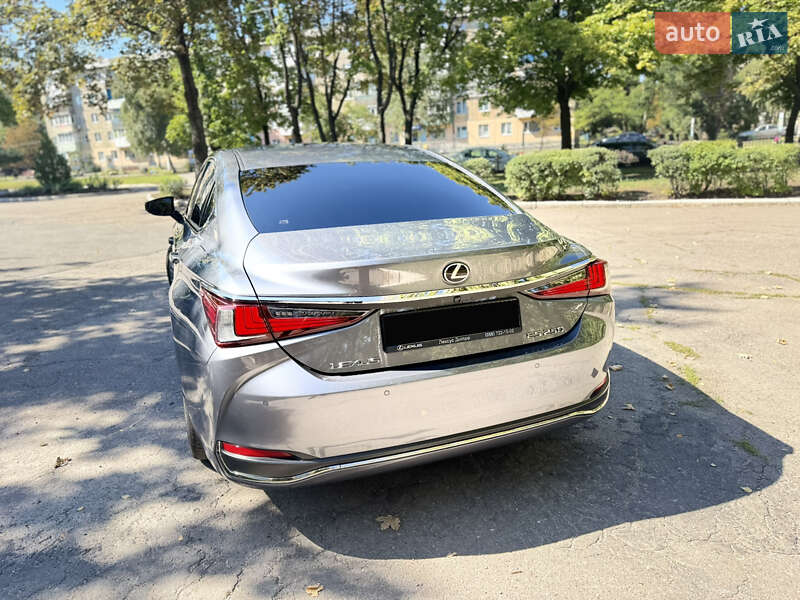 Седан Lexus ES 2018 в Першотравенську