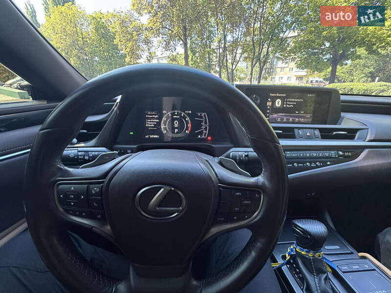 Седан Lexus ES 2018 в Першотравенську