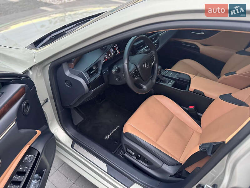 Седан Lexus ES 2021 в Киеве