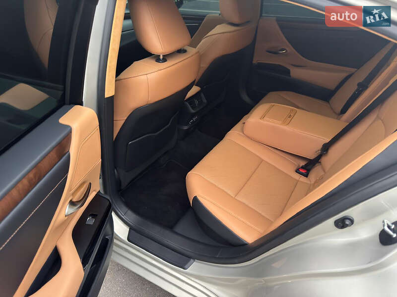 Седан Lexus ES 2021 в Киеве
