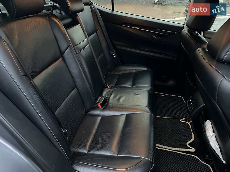 Седан Lexus ES 2014 в Черкасах