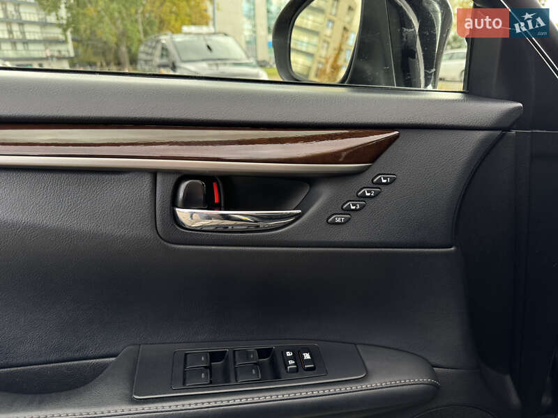Седан Lexus ES 2014 в Самборе