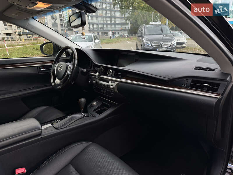 Седан Lexus ES 2014 в Самборе