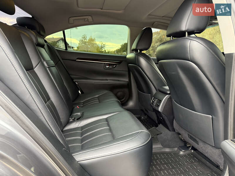 Седан Lexus ES 2016 в Дніпрі