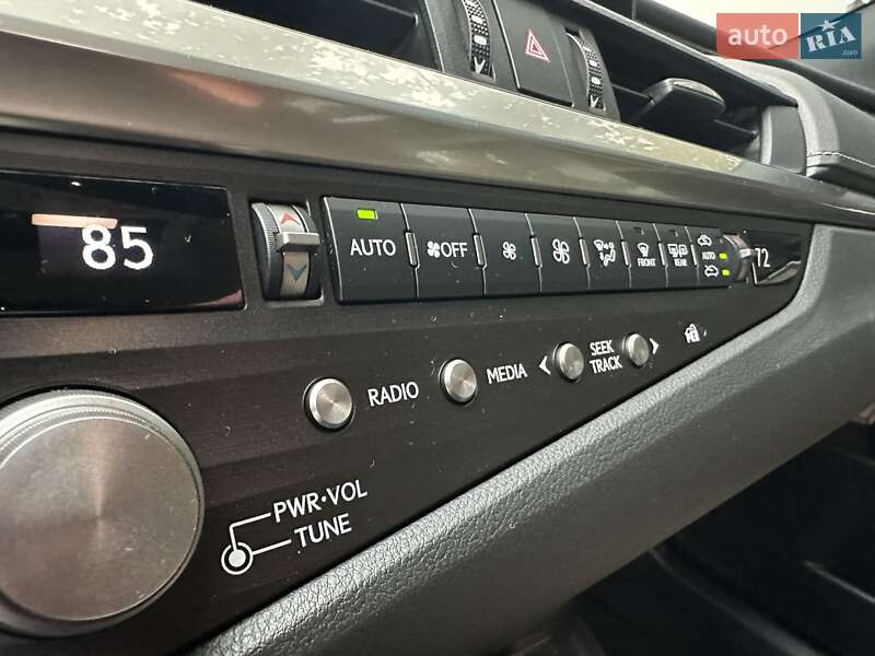 Седан Lexus ES 2020 в Киеве