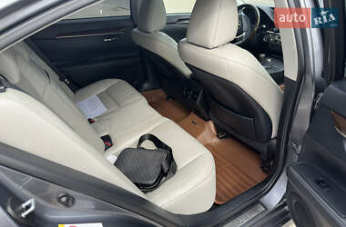 Седан Lexus ES 2014 в Звенигородці