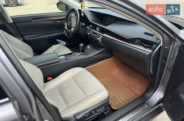 Седан Lexus ES 2014 в Звенигородці