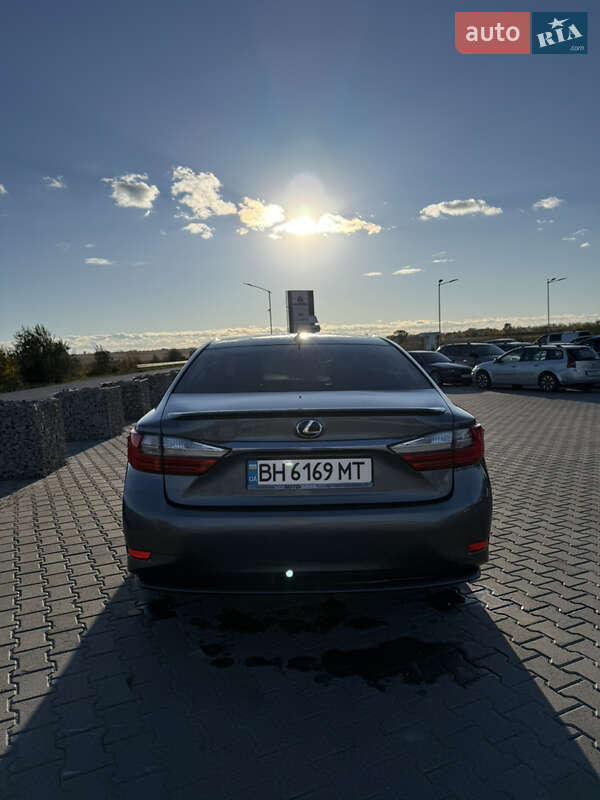 Седан Lexus ES 2015 в Черновцах