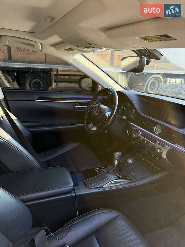 Седан Lexus ES 2015 в Черновцах
