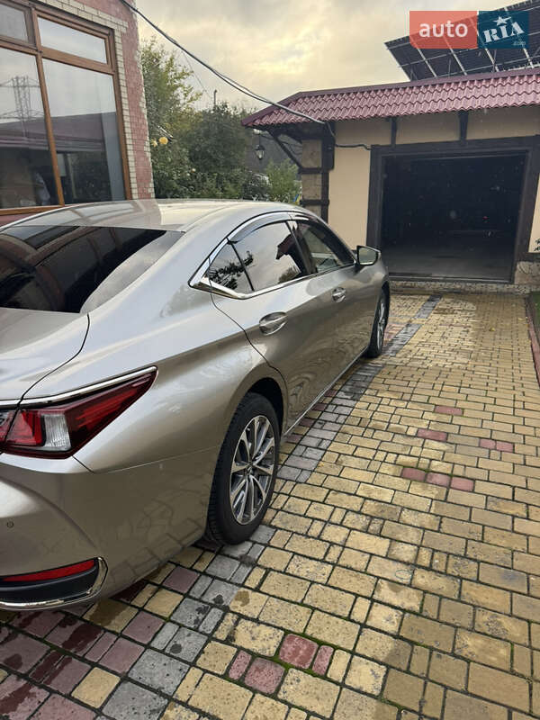 Седан Lexus ES 2022 в Киеве