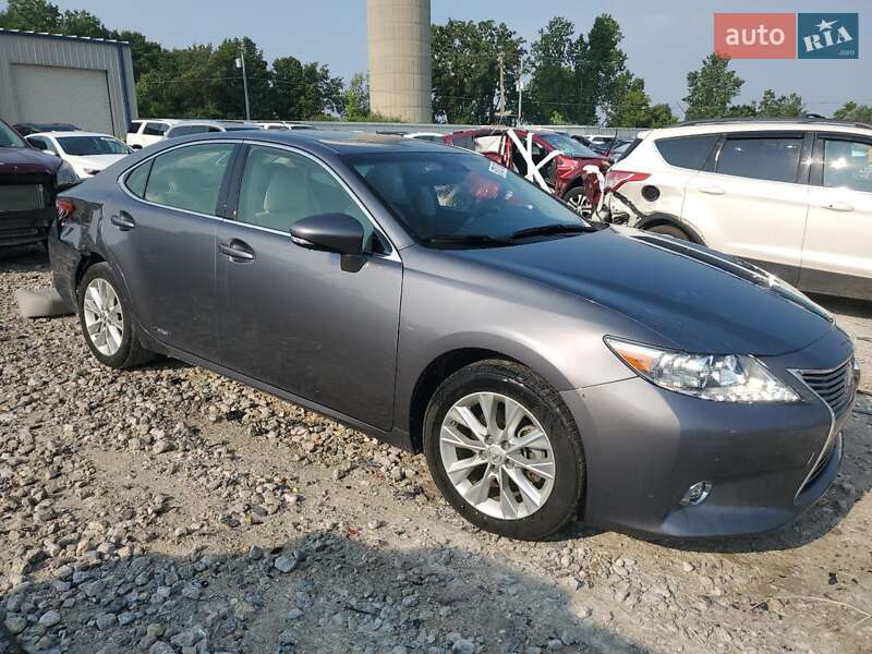 Седан Lexus ES 2015 в Львове