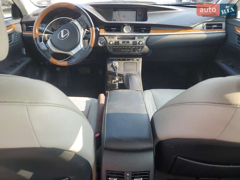 Седан Lexus ES 2015 в Львове