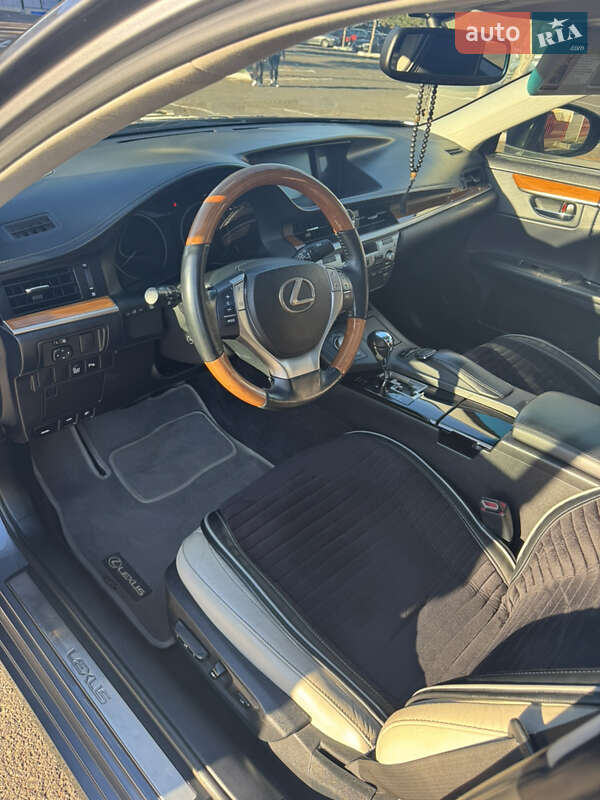 Седан Lexus ES 2014 в Добровеличковке
