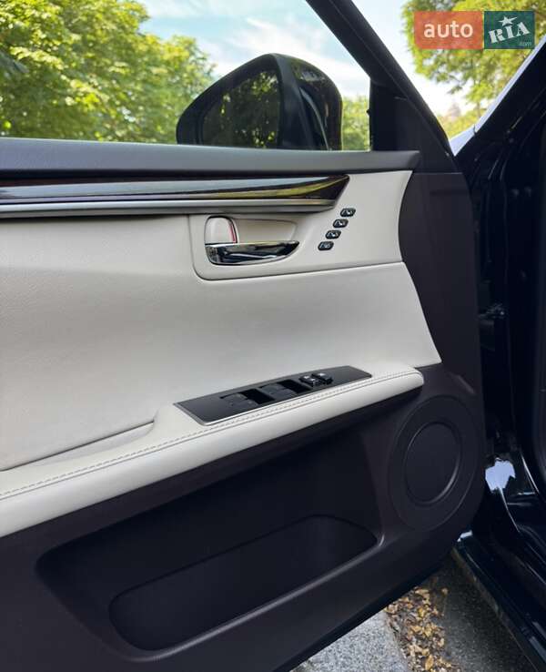 Седан Lexus ES 2016 в Виннице