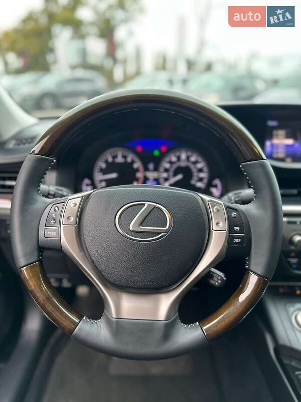 Седан Lexus ES 2015 в Белогородке