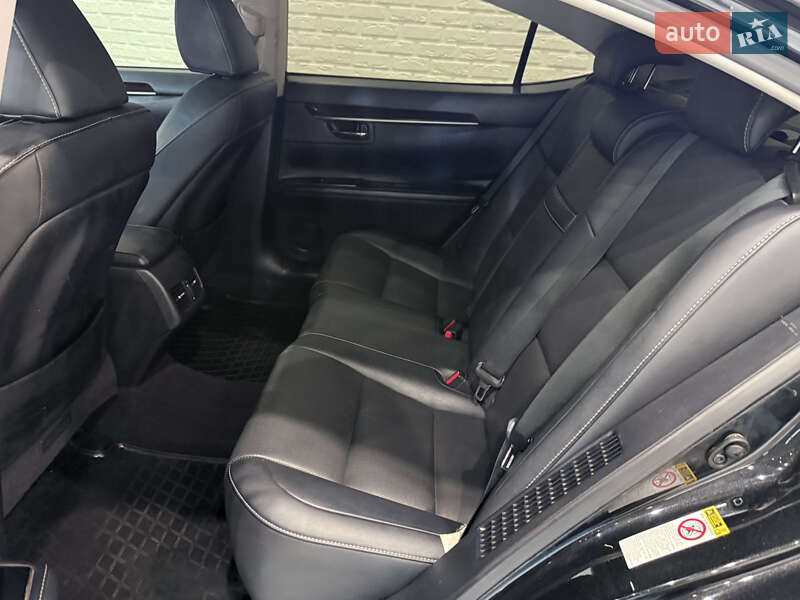Седан Lexus ES 2016 в Одесі