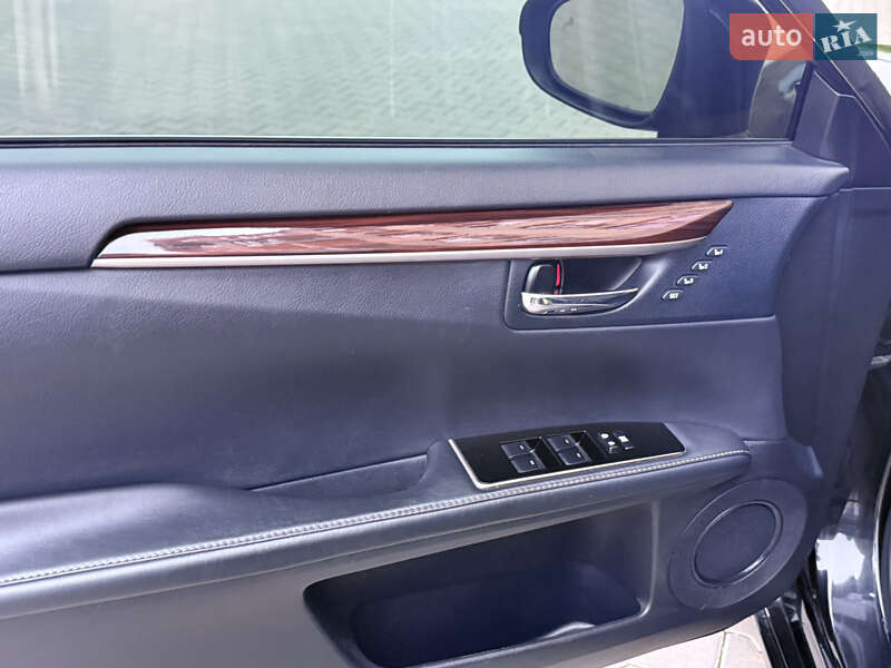 Седан Lexus ES 2016 в Одесі