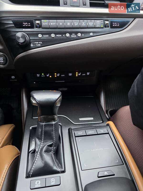 Седан Lexus ES 2018 в Рівному