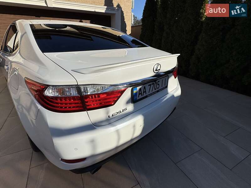 Седан Lexus ES 2015 в Киеве