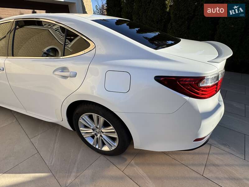 Седан Lexus ES 2015 в Киеве
