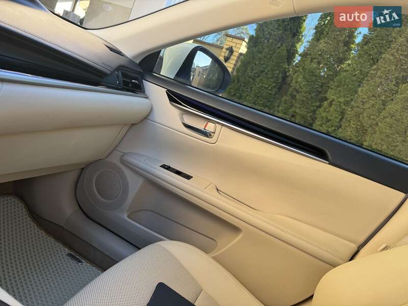 Седан Lexus ES 2015 в Киеве