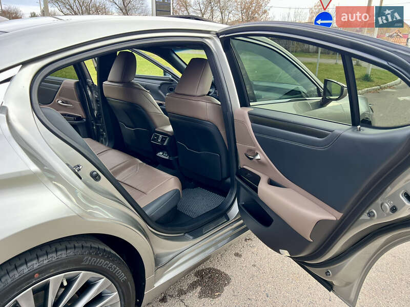 Седан Lexus ES 2024 в Ровно
