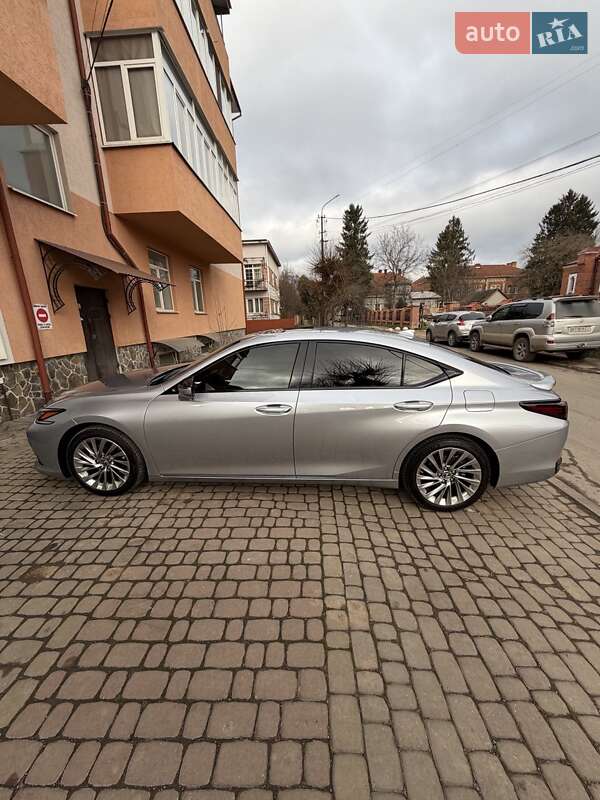 Седан Lexus ES 2023 в Коломые