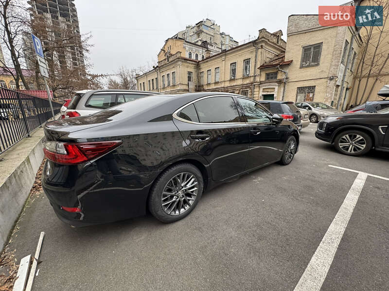 Седан Lexus ES 2018 в Киеве
